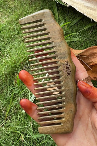 Sandal Ağacı Ahşap Tarak – Kıvırcık/Dalgalı/Tüm Saçlar İçin Doğal Bakım